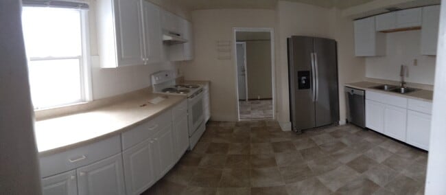 Building Photo - 1308 E Queen Ave