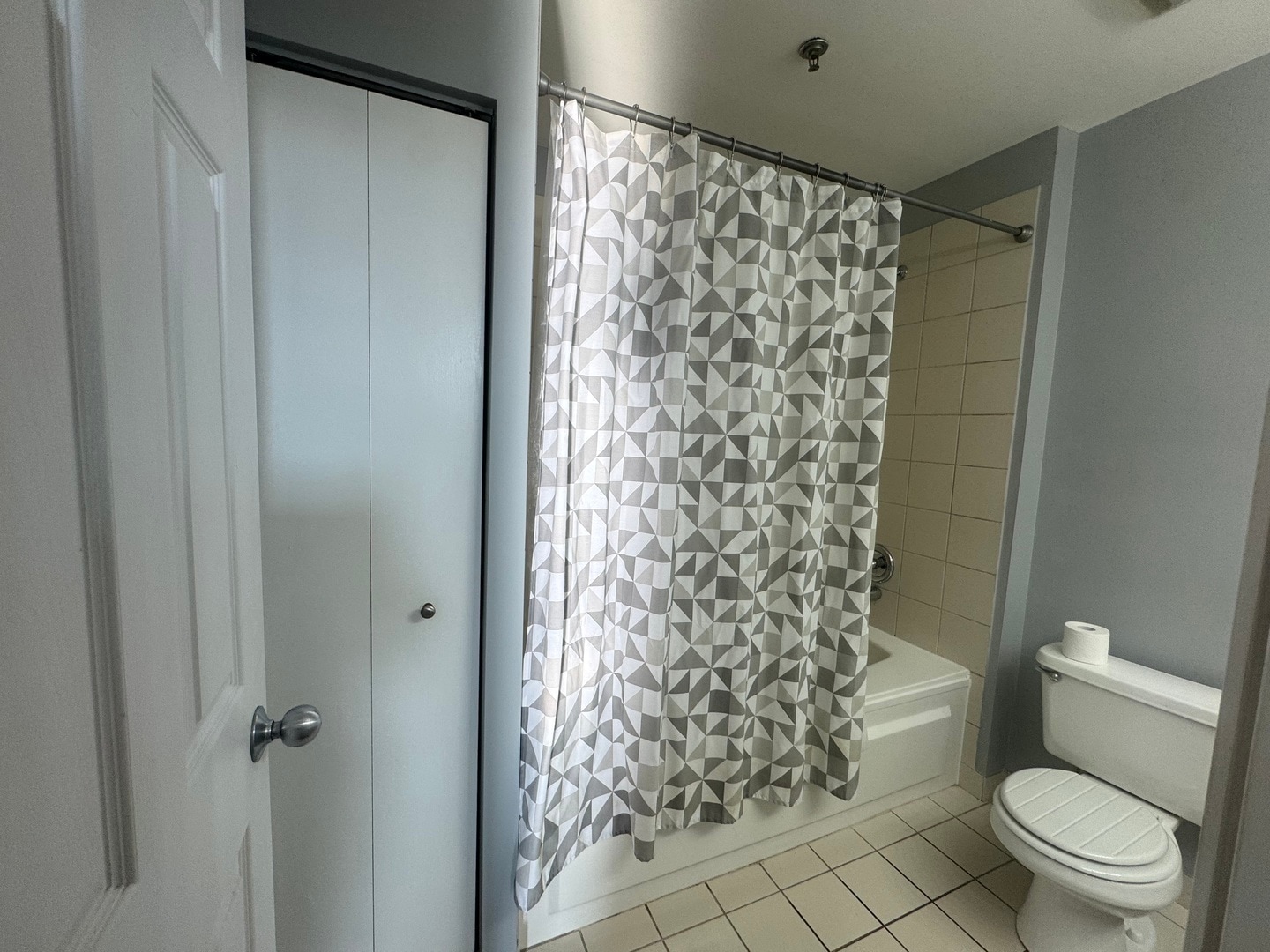 Building Photo - 1735 W Diversey Pky