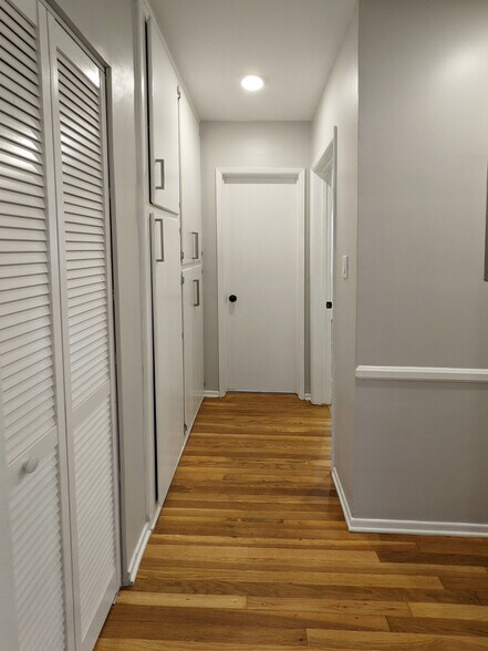 Building Photo - 458 S Oakhurst Dr