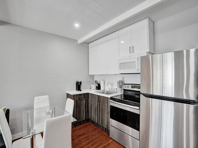 Building Photo - 906 N Riverside Dr