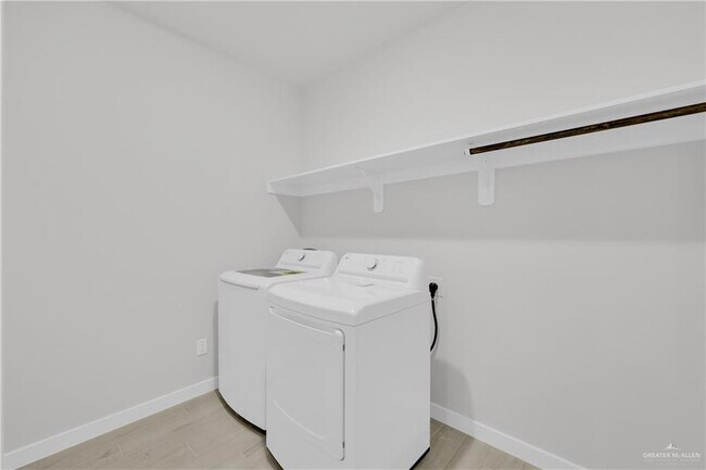 Building Photo - 25 Nerine Ave