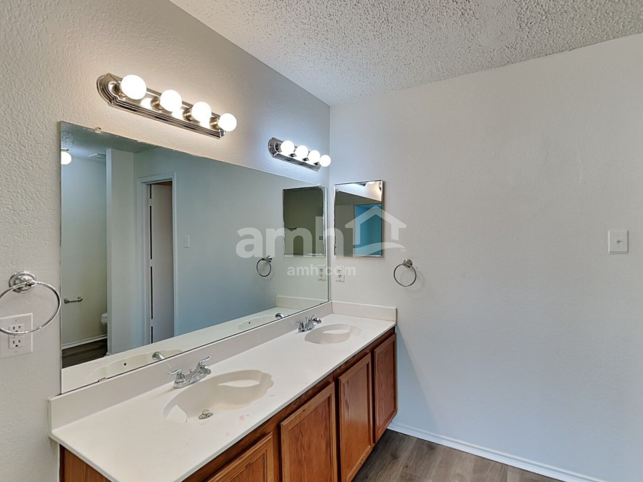 Building Photo - 5500 Costa Mesa Dr