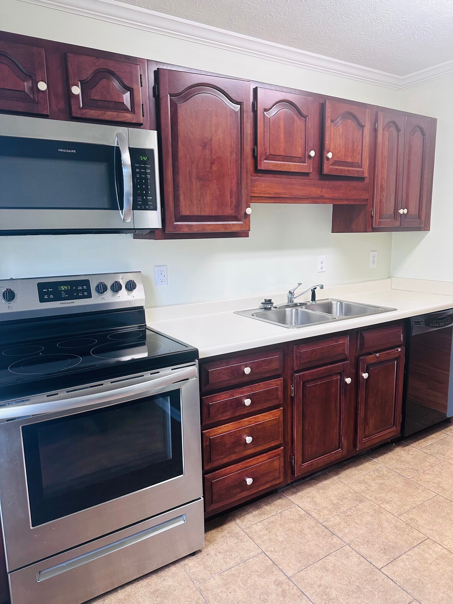Kitchen - 817 Wayne Ave NE