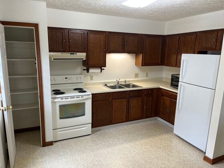 Building Photo - 1884 Shawnee Dr