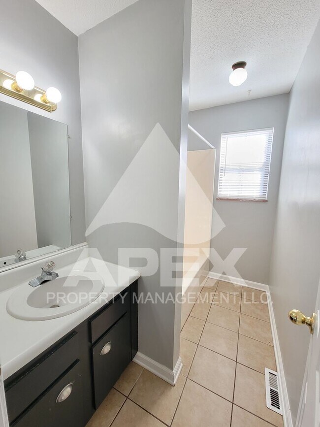 Building Photo - 3 Bd - 2 Ba Single Family Home in North Knoxville - Fountain City!