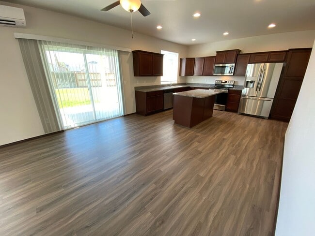 Building Photo - Newer, Spacious 5 Bedroom 3 Bed House!