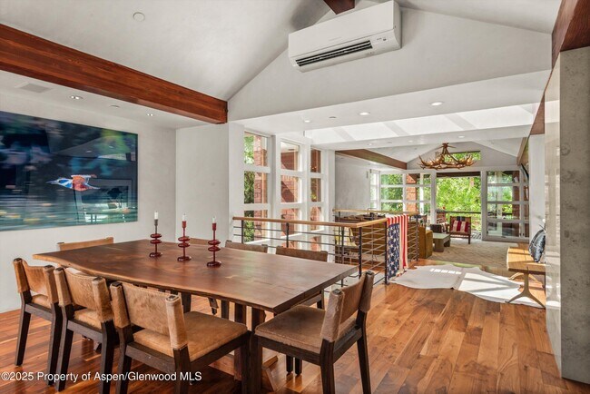 Building Photo - 706 E Hyman Ave