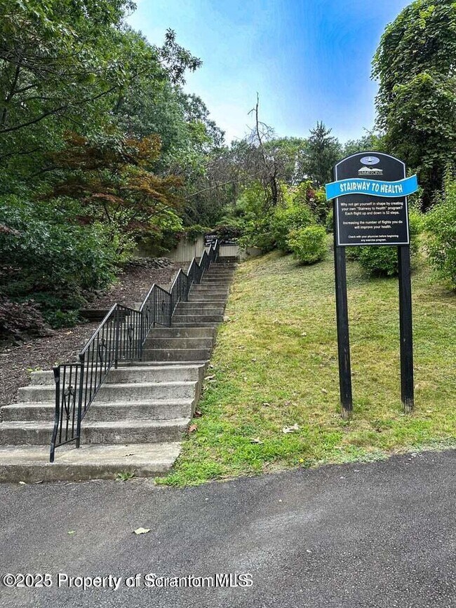 Building Photo - 1702 Summit Pointe