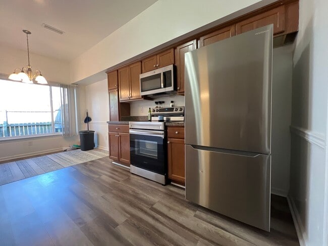 Building Photo - Spacious HOLLAND MEADOWS townhome