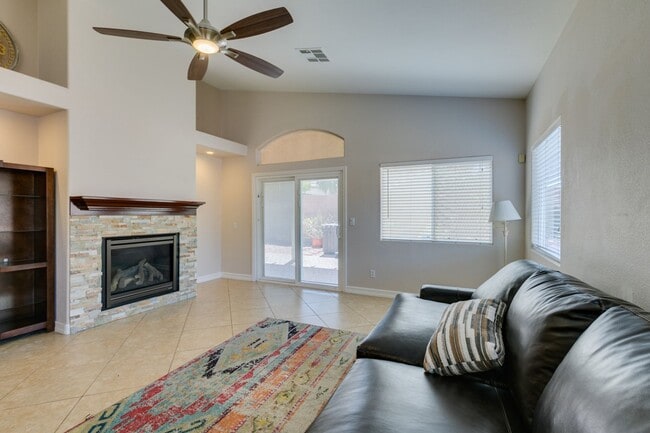 Building Photo - IMMACULATE & IMMEDIATE OCCUPANCY 3BEDROOM GREEN VALLEY BEAUTY!