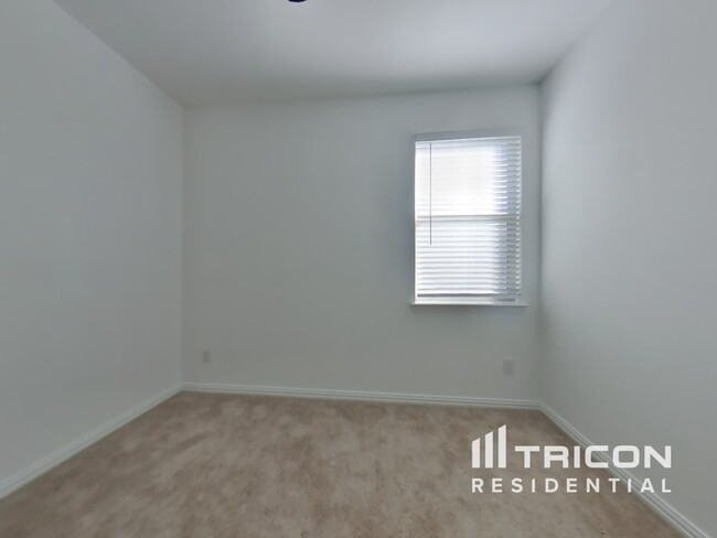 Building Photo - 932 Skytop Dr