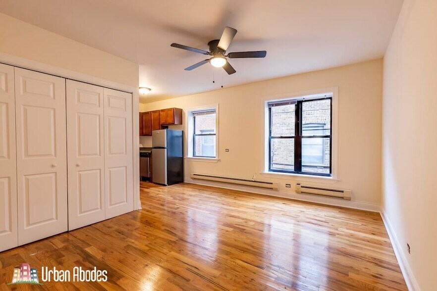 Building Photo - 816 W Cornelia Ave