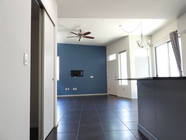 Building Photo - 975 E Park Modern Dr