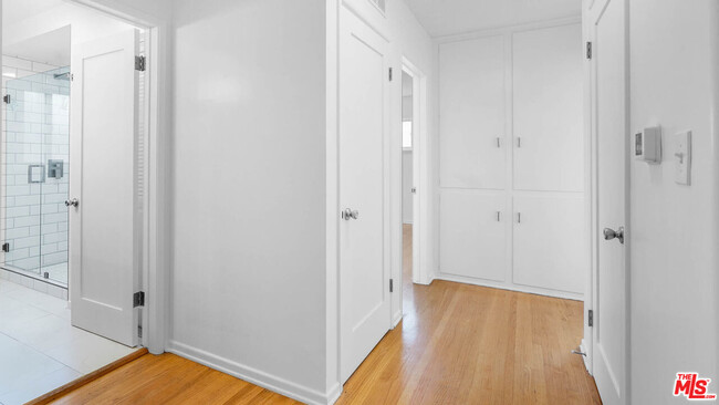 Building Photo - 5320 W 57th St