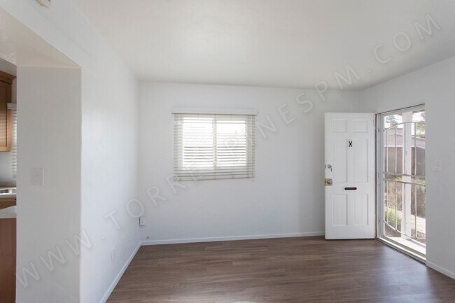Building Photo - *OPEN HOUSE: 8/17 10-11AM* 1 BR Cottage in...