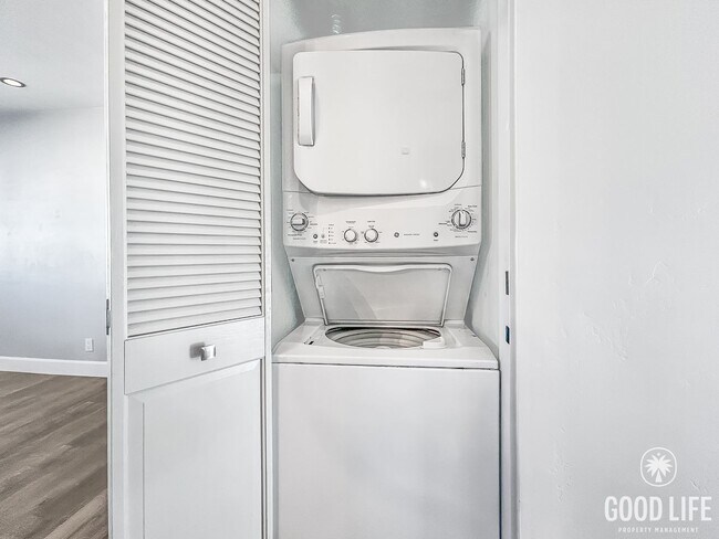Building Photo - Stunning 1BD/1BA W/ Updated Kitchen and Re...