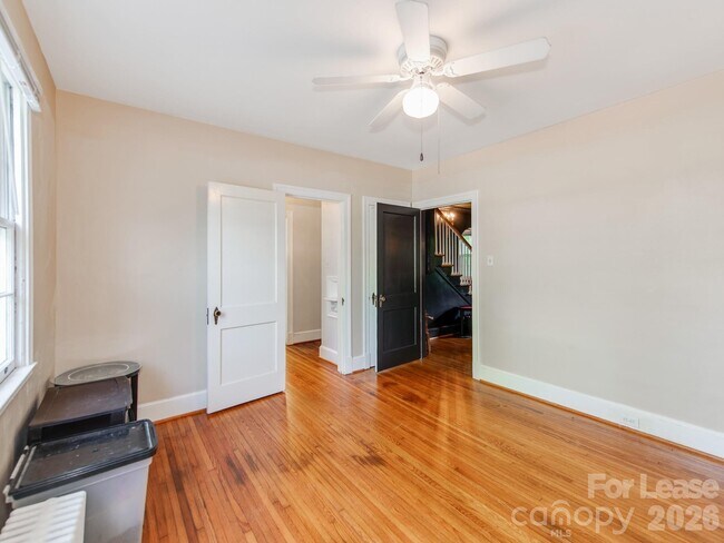 Building Photo - 1209 Oakwood Ave