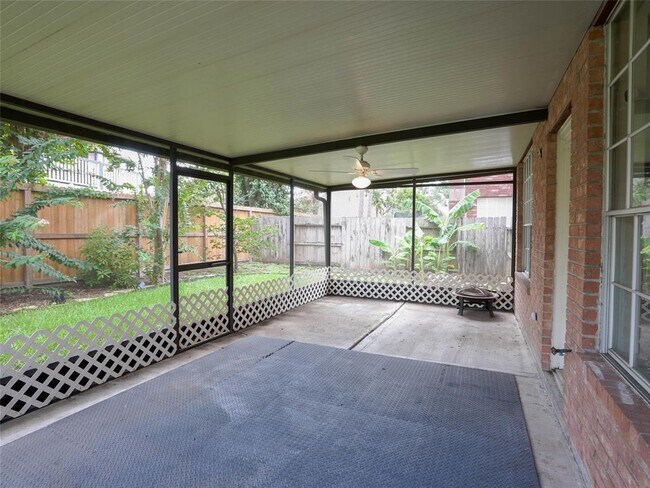 Building Photo - 16322 Red Oak Dr