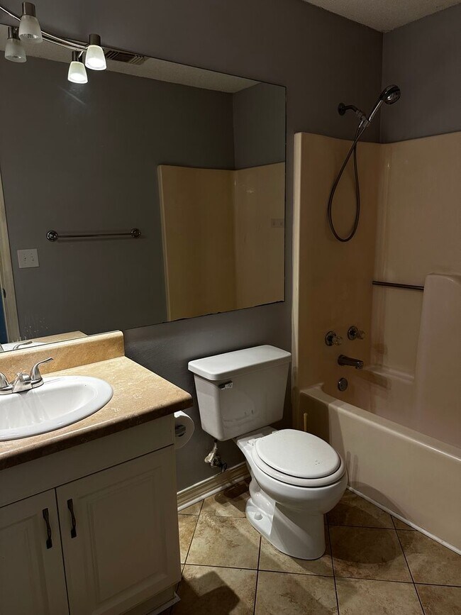 Building Photo - Country Living