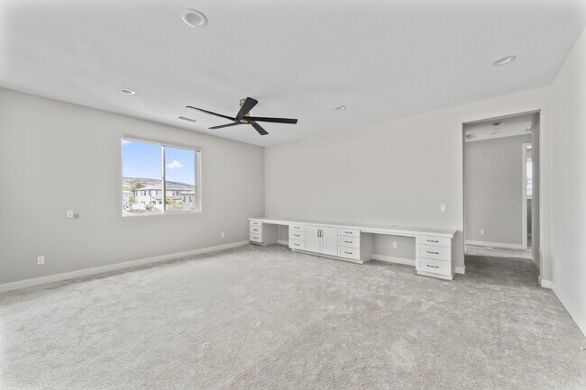Building Photo - "Spacious Santa Clarita Sanctuary: 4-Bedro...