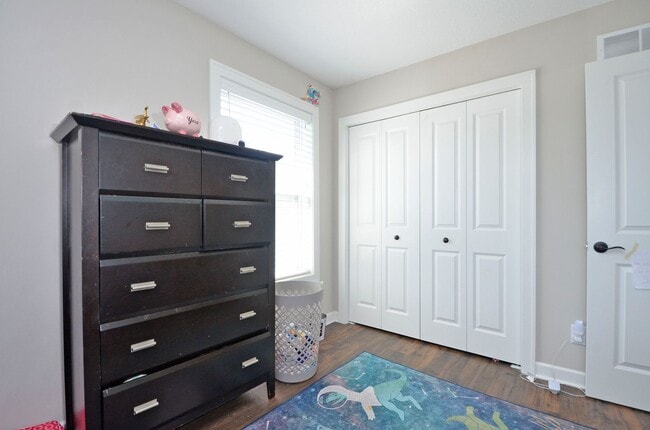 Building Photo - Beautiful 4-Bed 3-Bath Home in Minneapolis - Available 9/10!