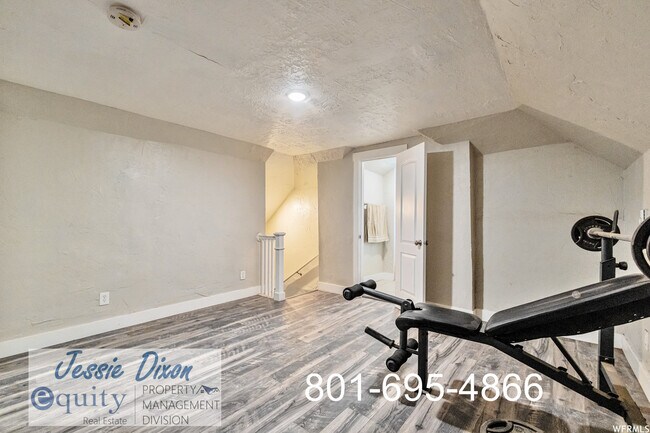 Building Photo - 529 30th St