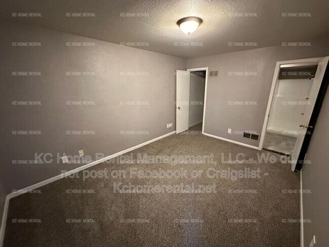 Building Photo - 4221 E 60 Terrace