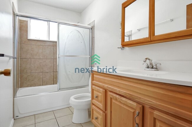Building Photo - Charming 4 BEDS & 1.5 BATH SINGLE FAMILY H...
