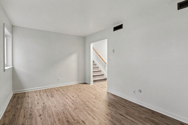 Building Photo - 518 St Marys Dr