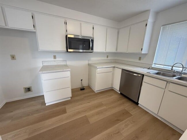 Building Photo - 16055 SW Theresa Ct