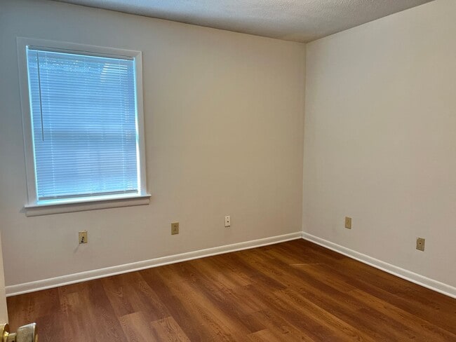 Building Photo - 2 Bedroom 2 Bath Townhome with fenced backyard!