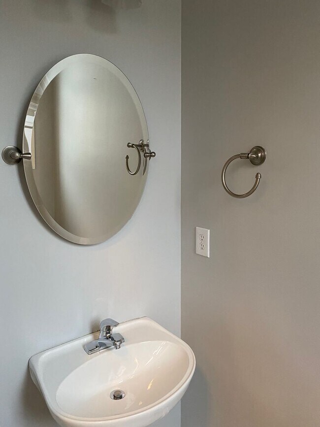 Building Photo - Walk To Shop and Dining - Fantastic North Charlotte Location