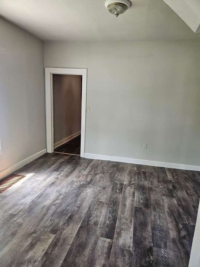 Building Photo - Remolded 2 Bed/1 Bath