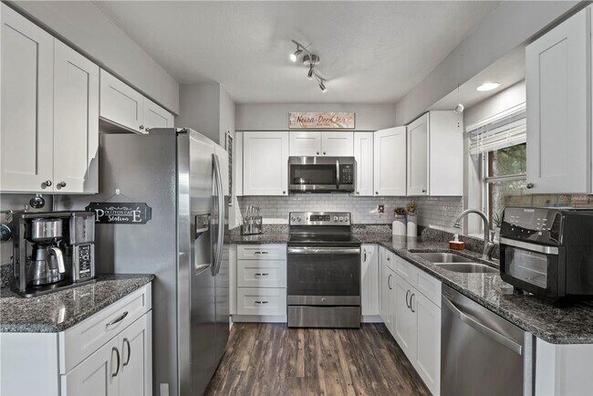 Building Photo - 1653 Peruvian Ln