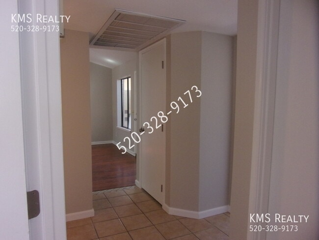 Building Photo - 3 Bedroom 2 Bath- 10048 E Desert Aire Driv...