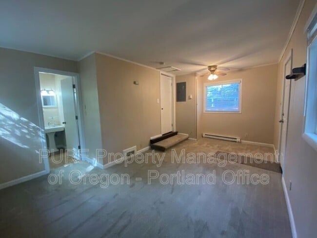 Building Photo - 3550 Lake Grove Ave