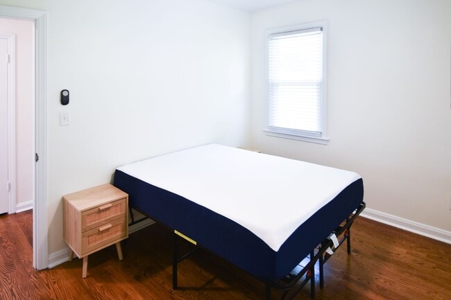 Building Photo - 5 Bedroom || 2 Bathroom - Single Family Ho...