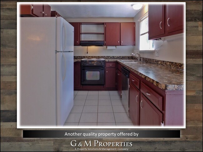 Building Photo - Two Bedroom, One and a Half Bath Townhouse - Close to U of R/ Strong