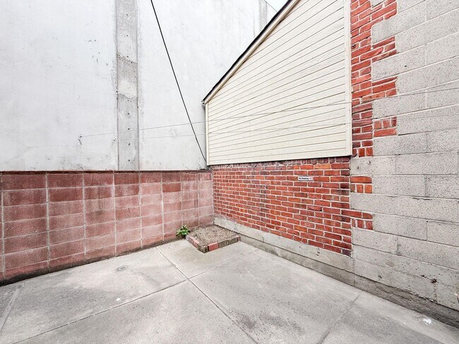 Building Photo - 725 Harrison St