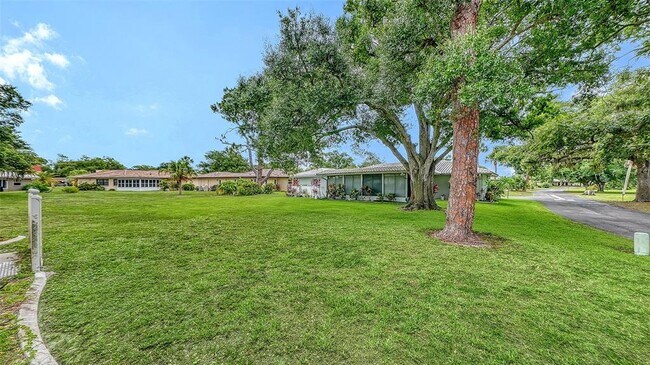Building Photo - 515 Rousseau Dr