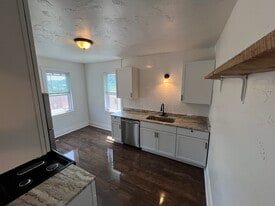 Building Photo - 39 Walnut St