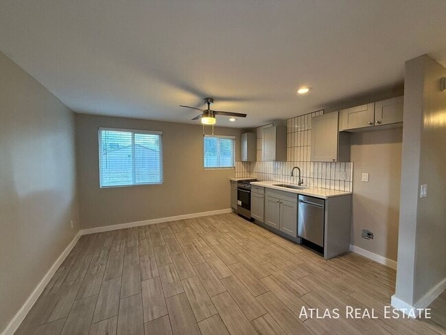 Building Photo - 3412 W Orangewood Ave