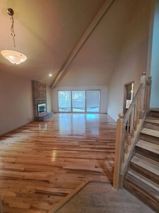 Building Photo - Stunning Home - Spacious Rooms !  Large yard