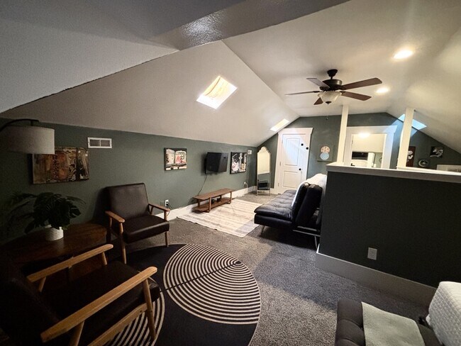 Building Photo - 608 Park St.