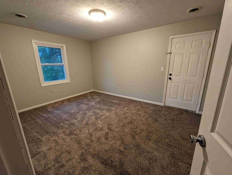 Building Photo - 305 Molloy Ct