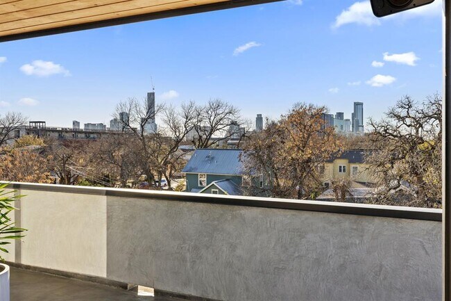 Building Photo - 1304 Comal St