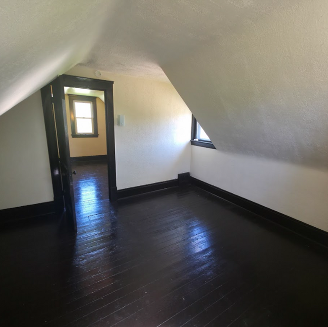 Building Photo - Single Family Home 2 beds 1 bath Available...