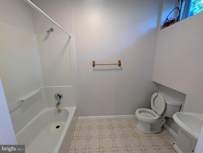 Building Photo - 114 Lenape Dr