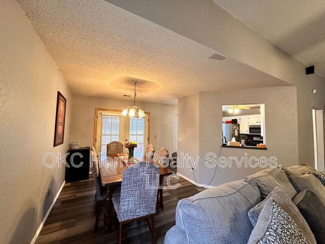 Building Photo - 17316 Valley Crst