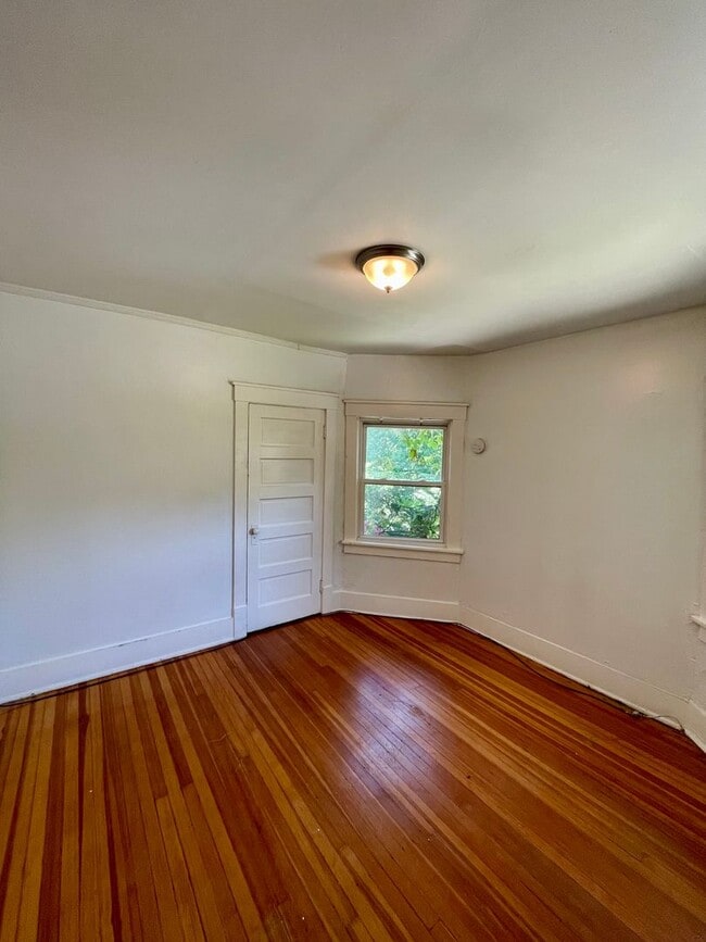 Building Photo - Beautiful & Spacious 3 Bedroom Townhome in...